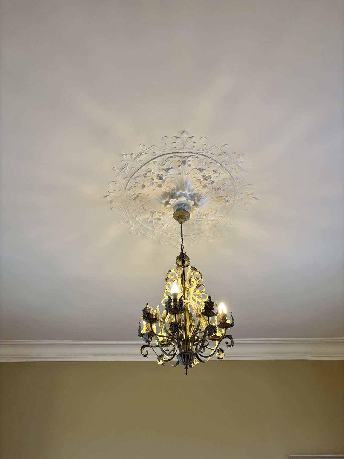 Détail de corniches et d’une rosace au plafond