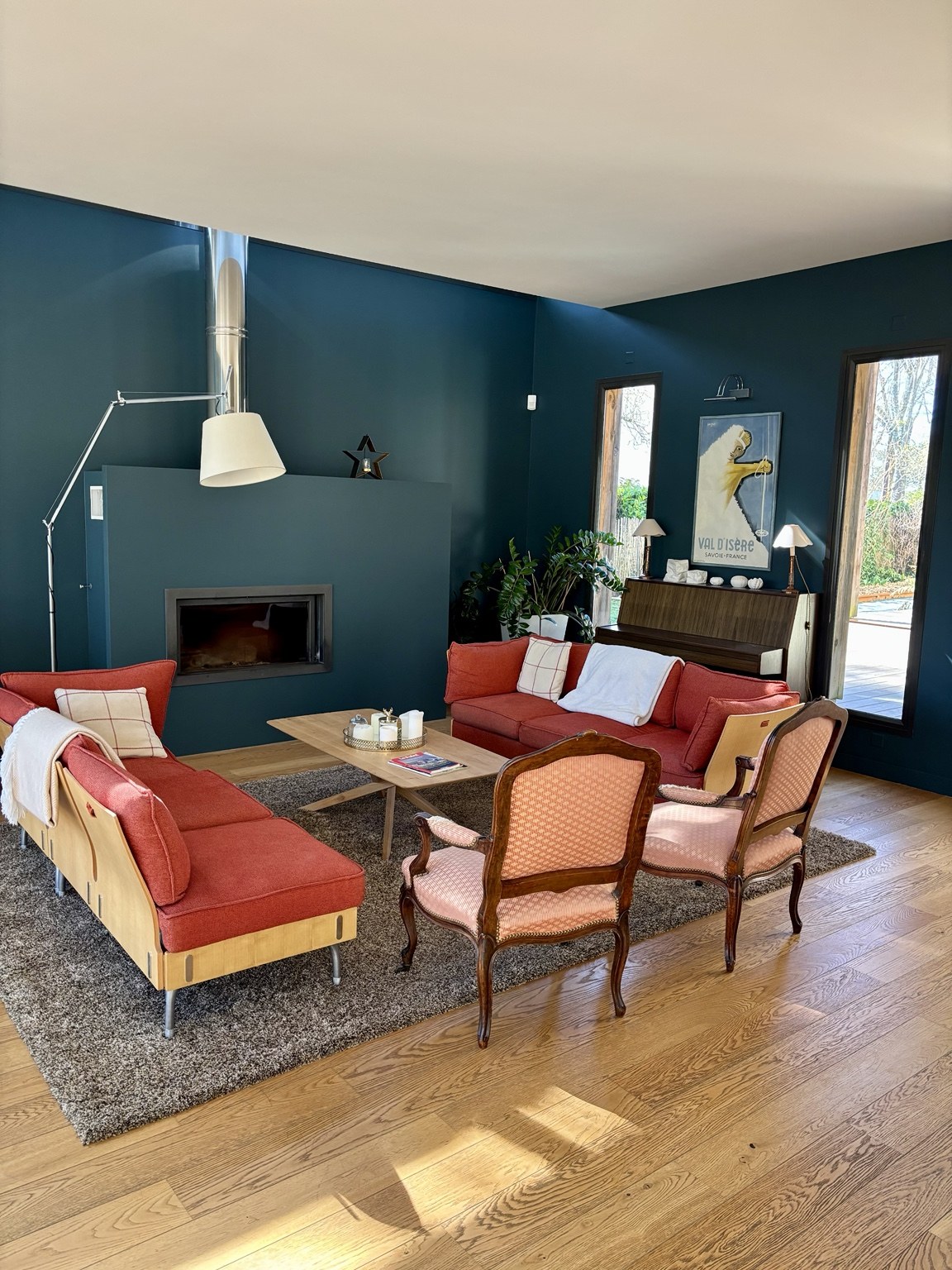 Peinture intérieure : séjour aux murs bleu profond, chantier GS Peinture